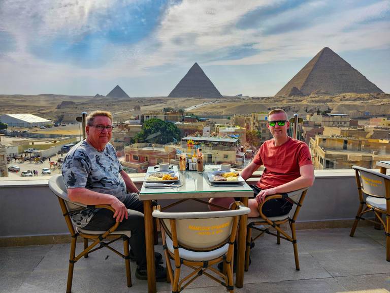 Ontbijt met uitzicht op de piramides van Gizeh, Caïro | Kingfisher Tours Egypte